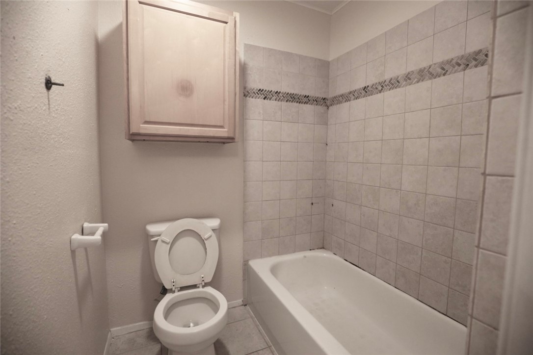 639 N Commercial St Property Photo 16