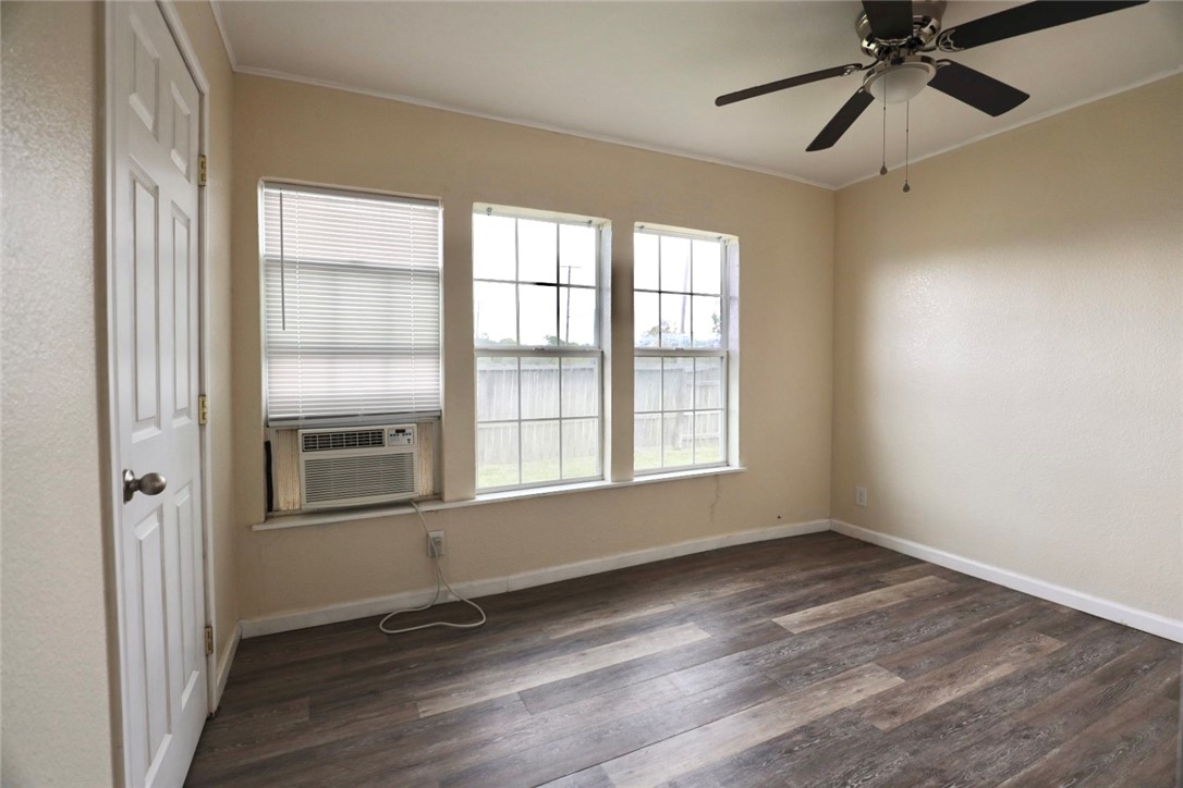639 N Commercial St Property Photo 18