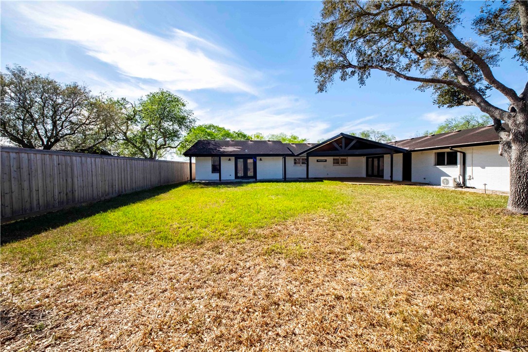 1111 N Hackberry St Property Photo 9
