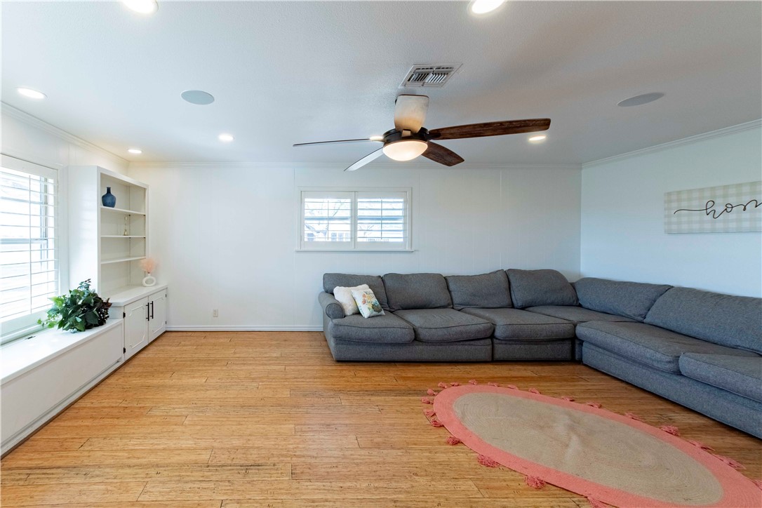 1111 N Hackberry St Property Photo 14