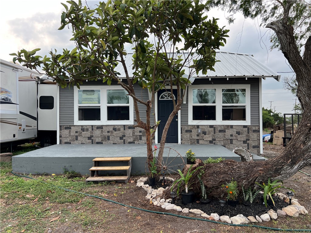 527 2nd St Property Photo