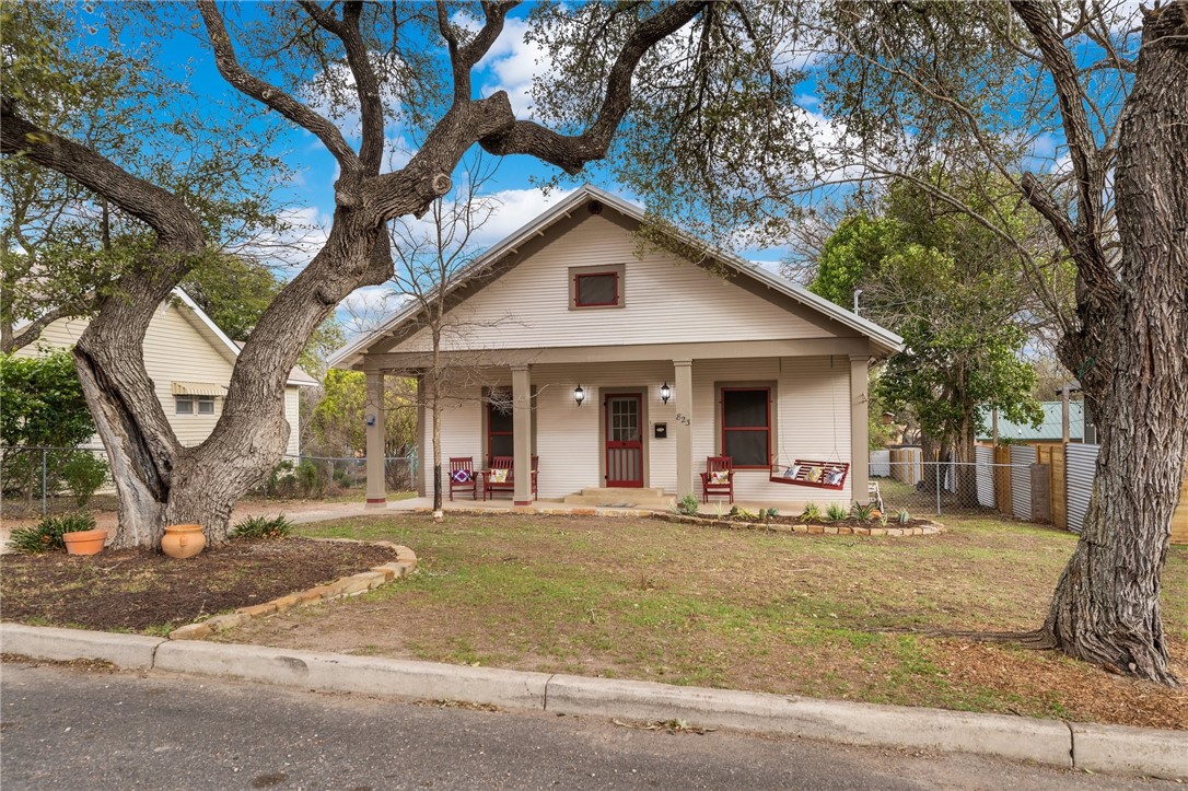 823 Robinson Ave Property Photo