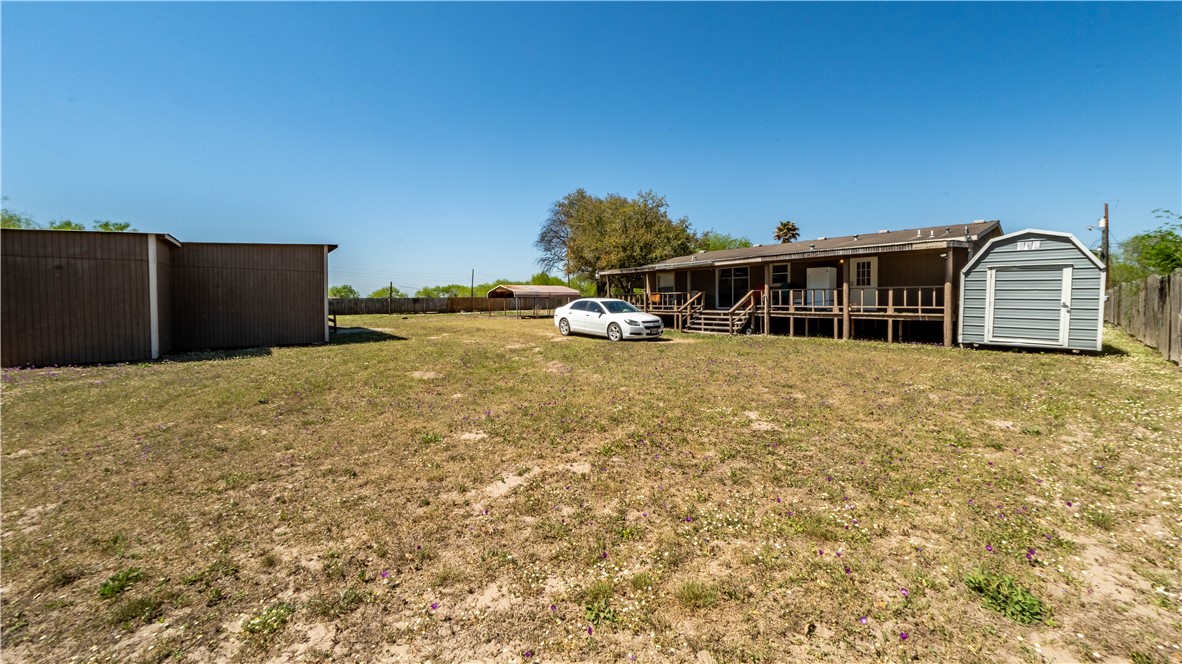 635 W Holland St Property Photo 5