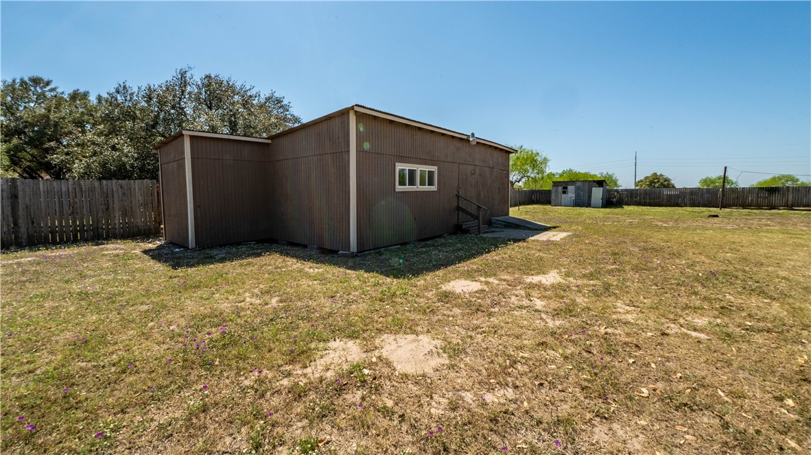 635 W Holland St Property Photo 7