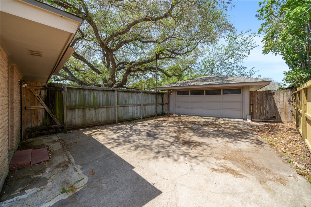 5909 Fenway Dr Property Photo 33