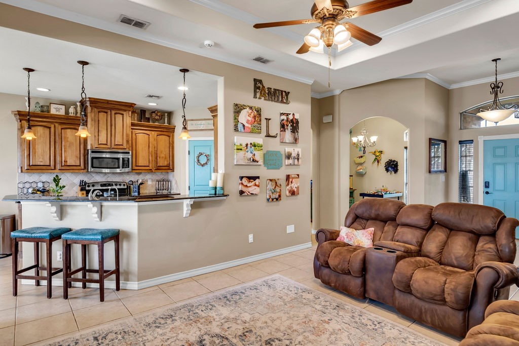 10422 Pioneer Dr Property Photo 5