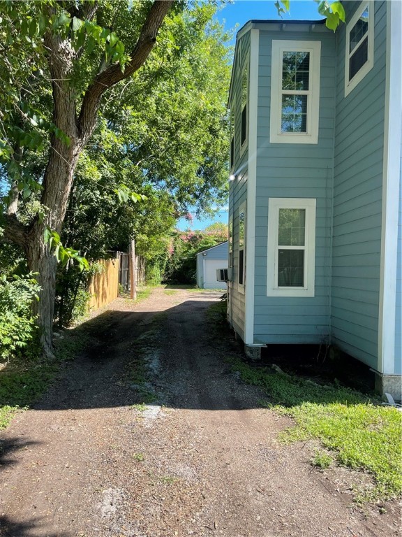 309 Oleander Ave B Property Photo 2