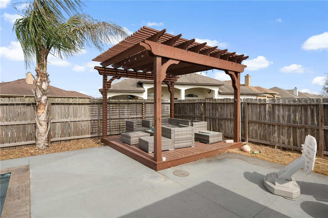 3921 Gladstone Dr Property Photo 31