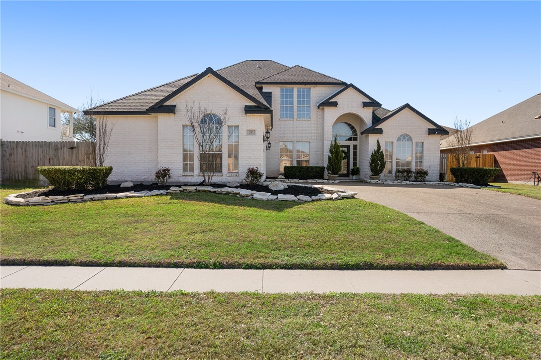 210 Country Club Blvd Property Photo 1