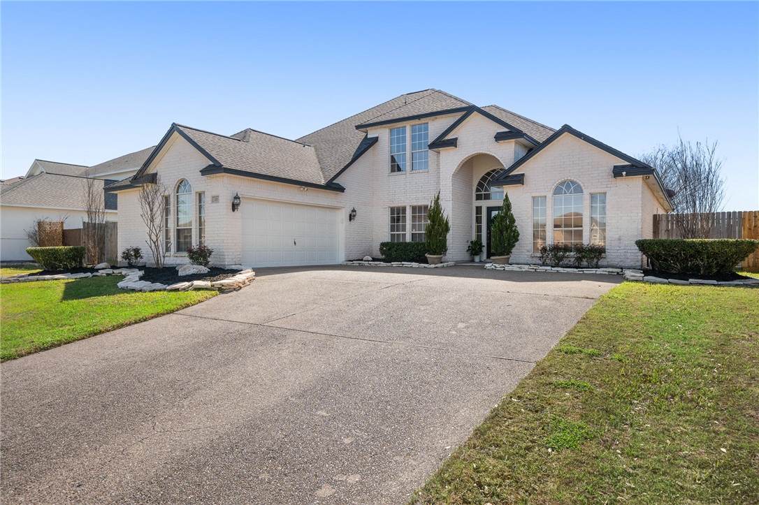 210 Country Club Blvd Property Photo 2