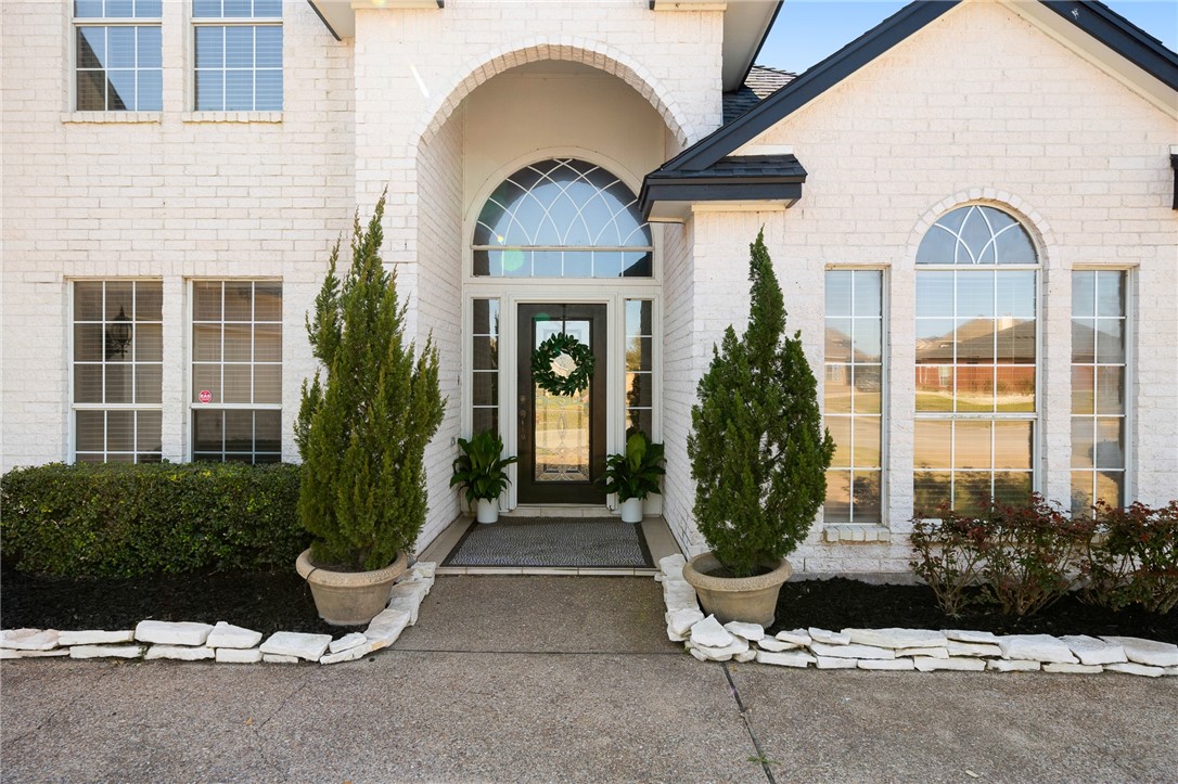 210 Country Club Blvd Property Photo 3