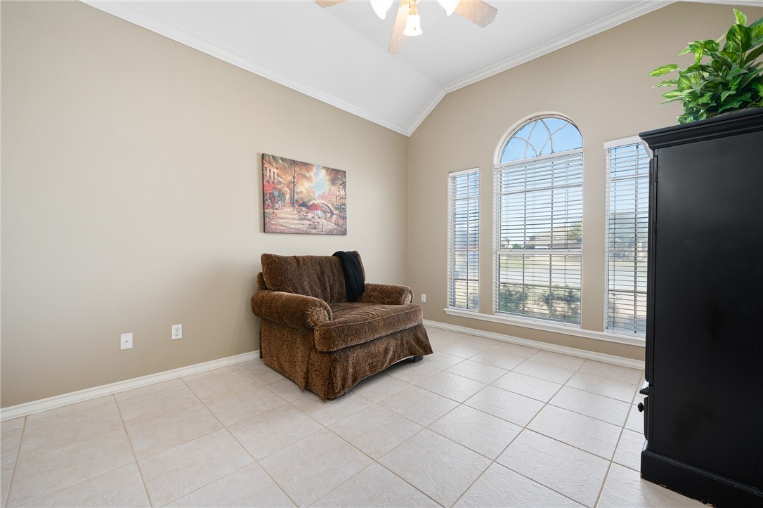 210 Country Club Blvd Property Photo 5