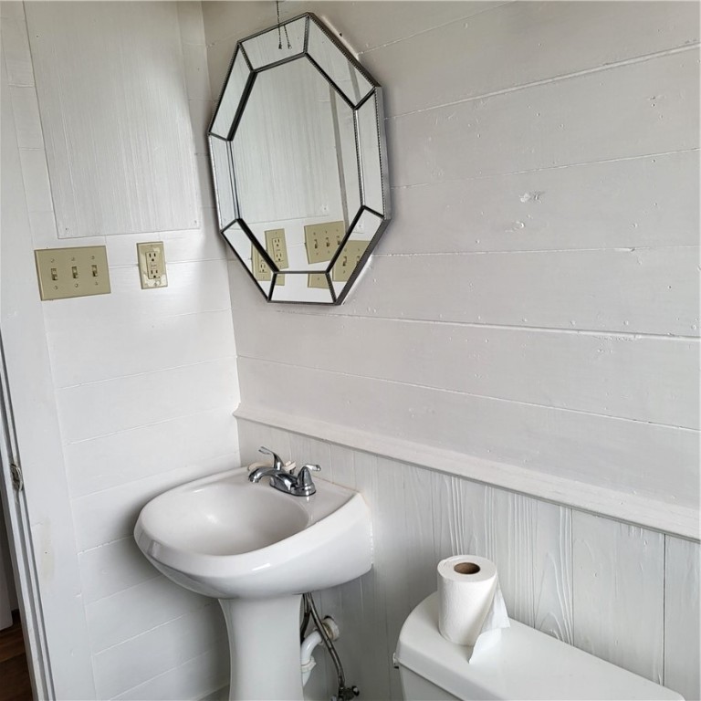222 W Heard St Property Photo 9
