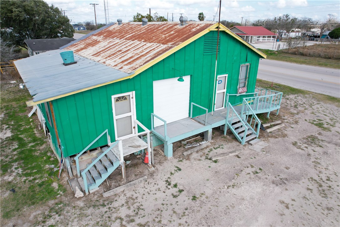 605 N Front St Property Photo 3