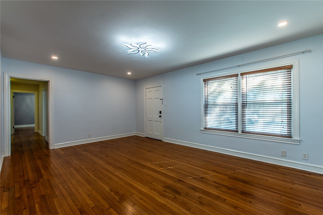 328 S Morningside Dr Property Photo 3
