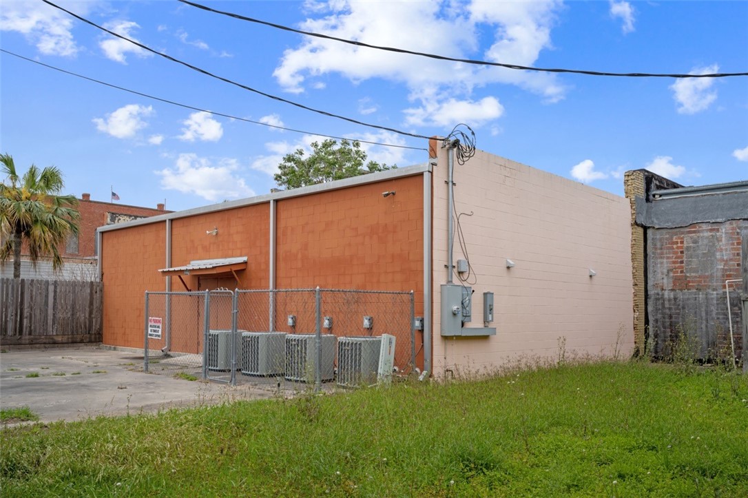 221 E Kleberg Ave Property Photo 10