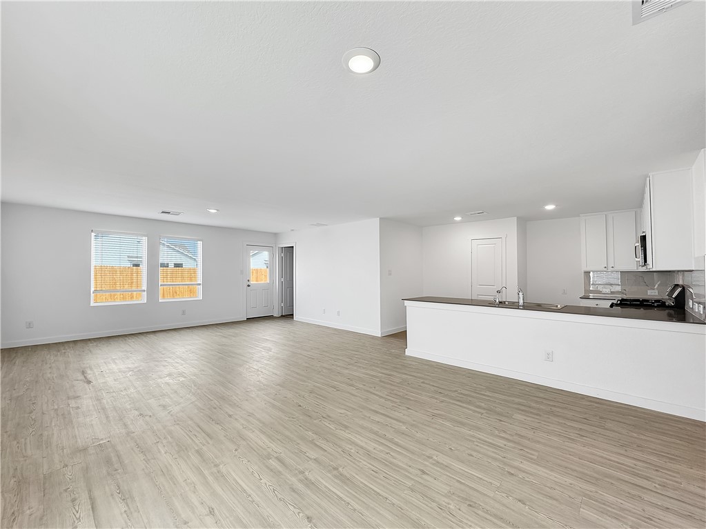 2713 Martell St Property Photo 4