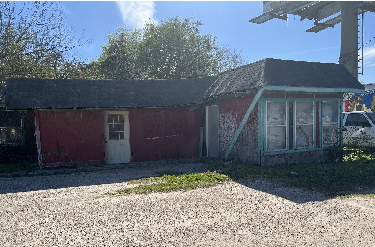 806 E Gravis St Property Photo