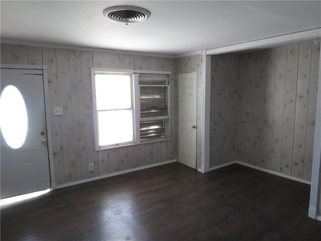 1826 Yale St Property Photo 6