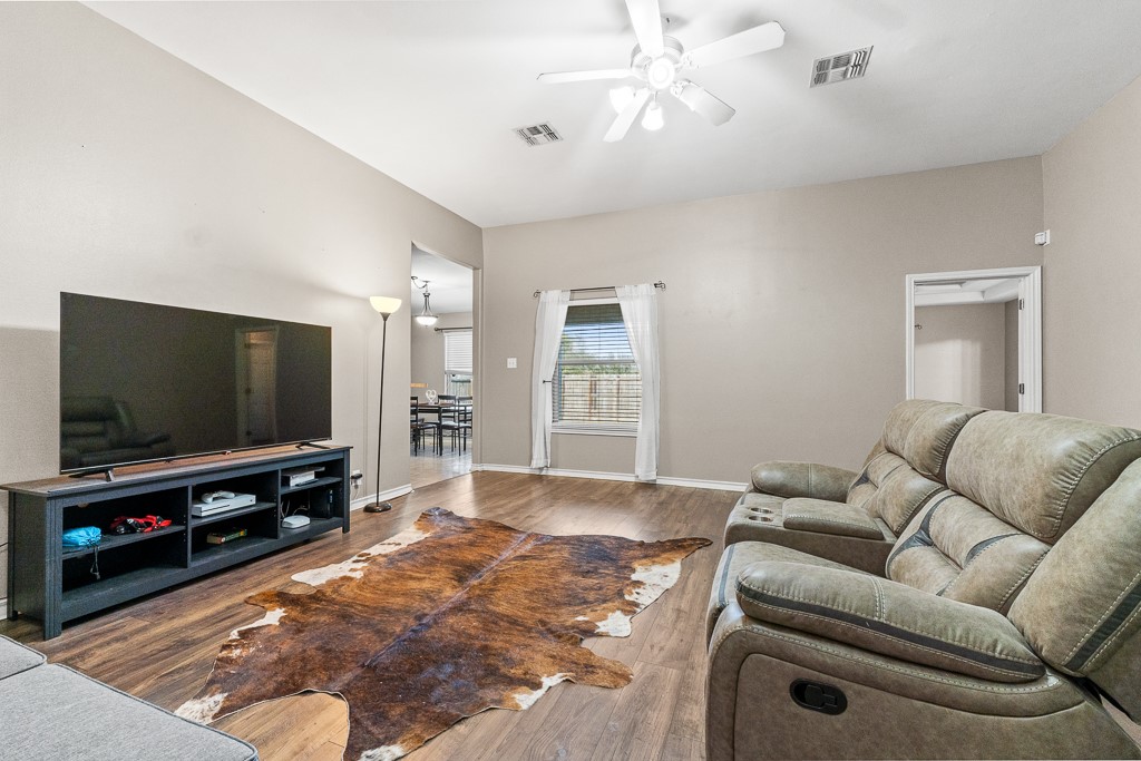 2904 Alice Ln Property Photo 5