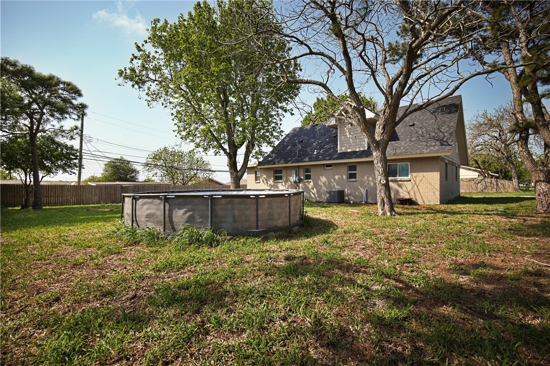 1873 Elizabeth St Property Photo 4