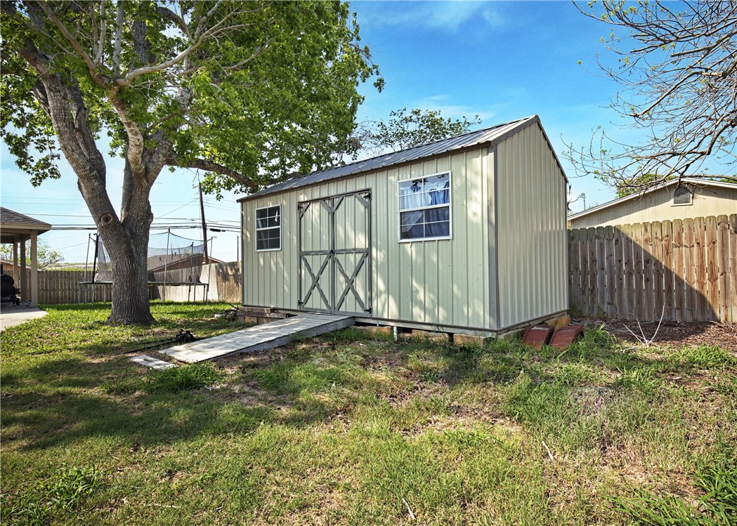 1873 Elizabeth St Property Photo 6