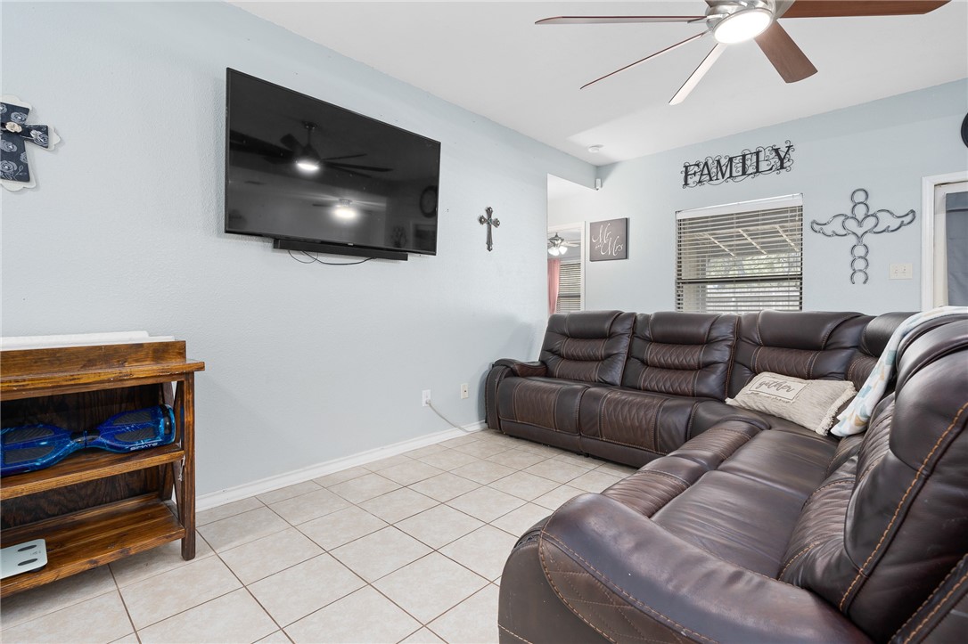 2240 Balboa Dr Property Photo 4