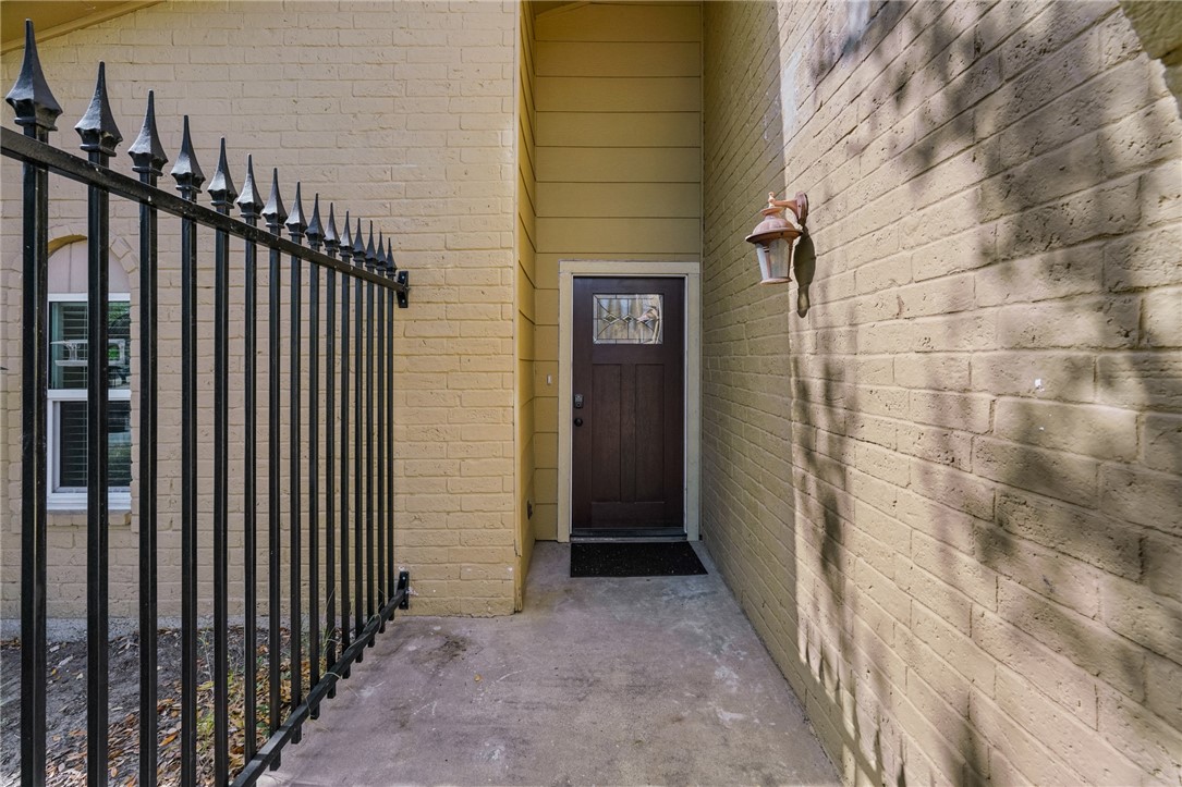 5325 Crestwick Dr Property Photo 1