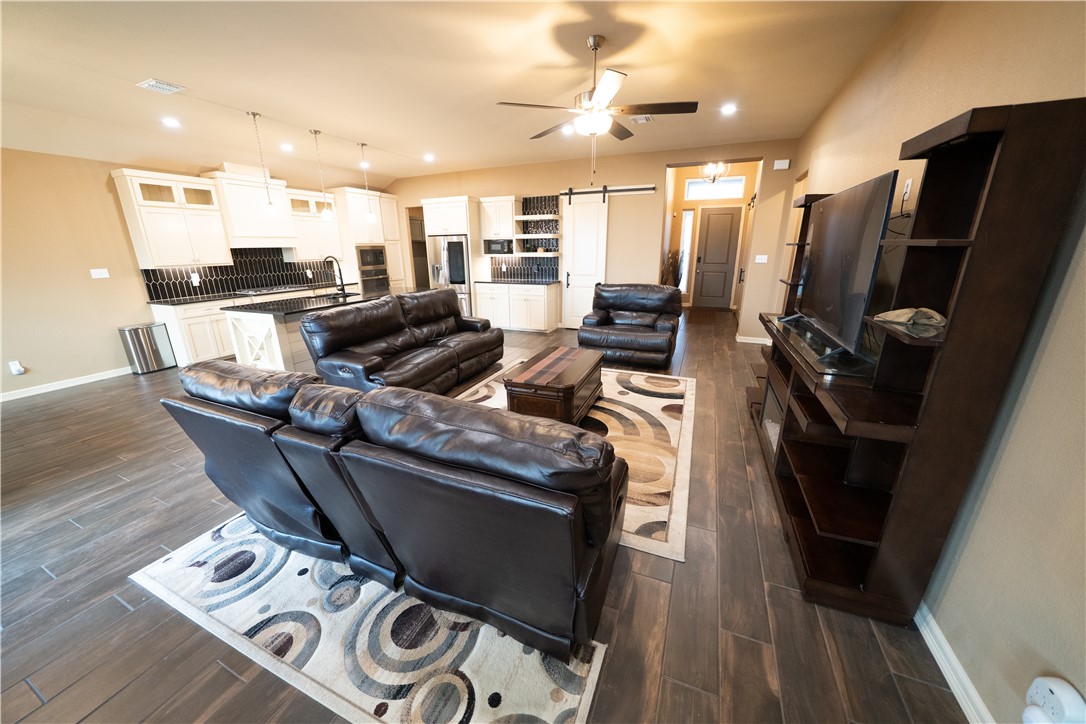 1409 Sansa St Property Photo 5
