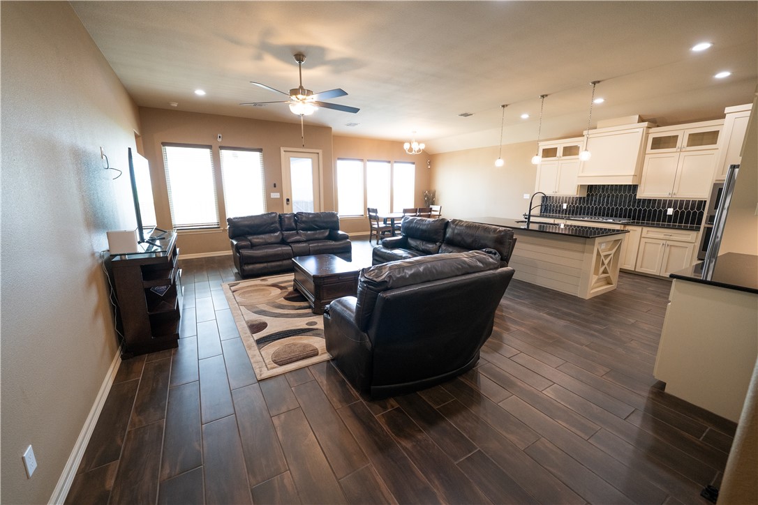 1409 Sansa St Property Photo 6