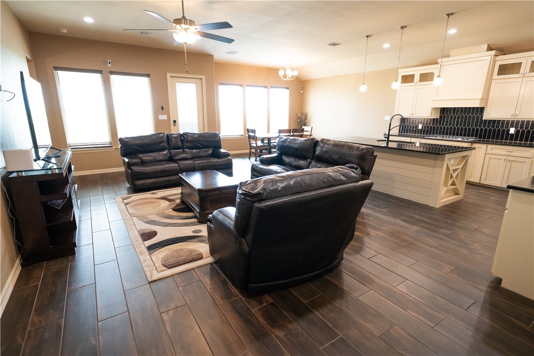 1409 Sansa St Property Photo 7