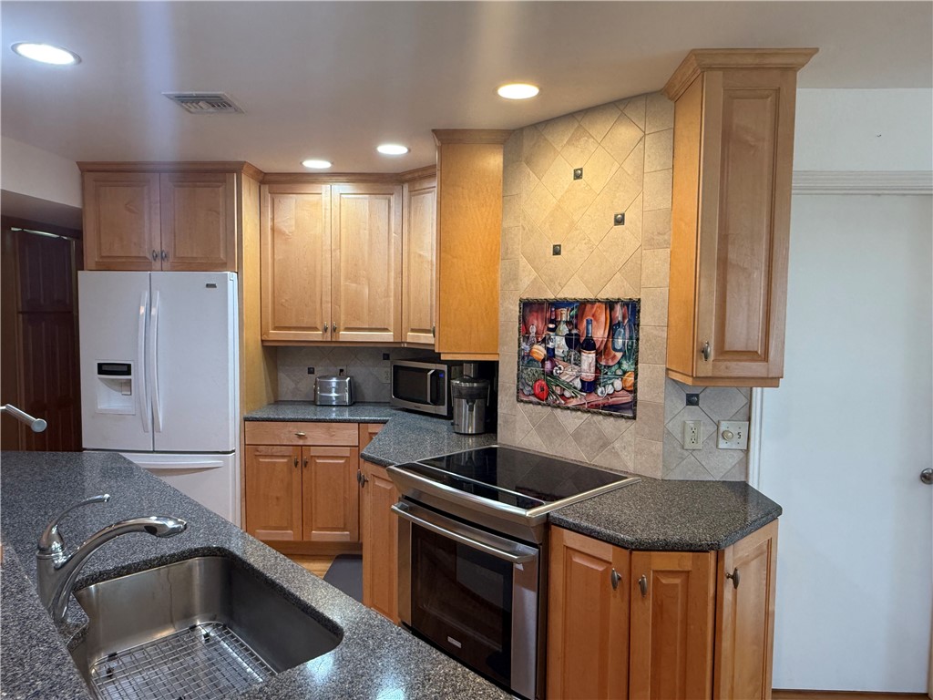 15002 Windward Dr 401 Property Photo 6