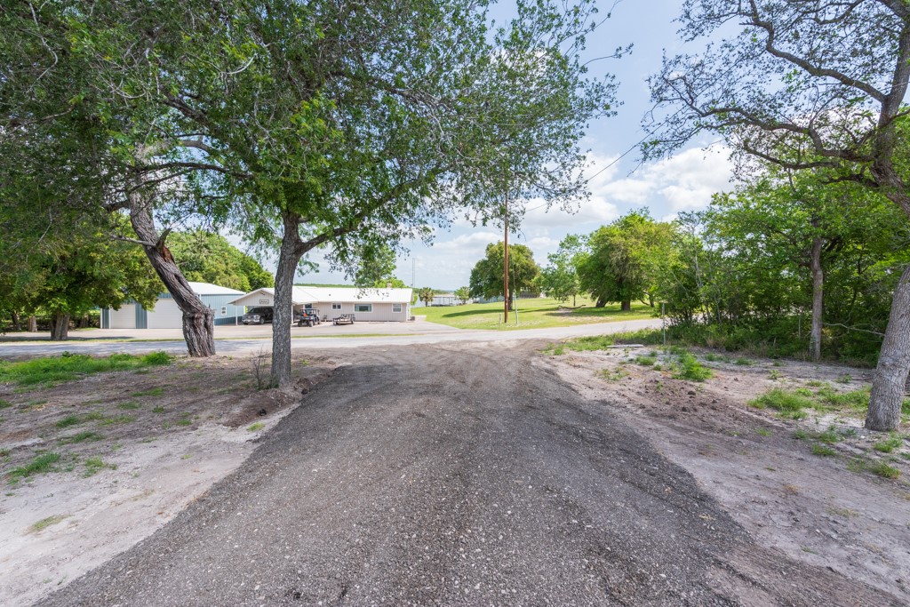 350 Carmel Dr Property Photo 5