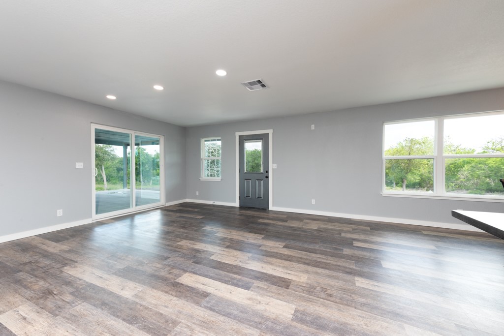 350 Carmel Dr Property Photo 6