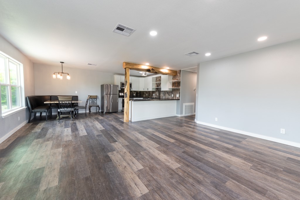 350 Carmel Dr Property Photo 7