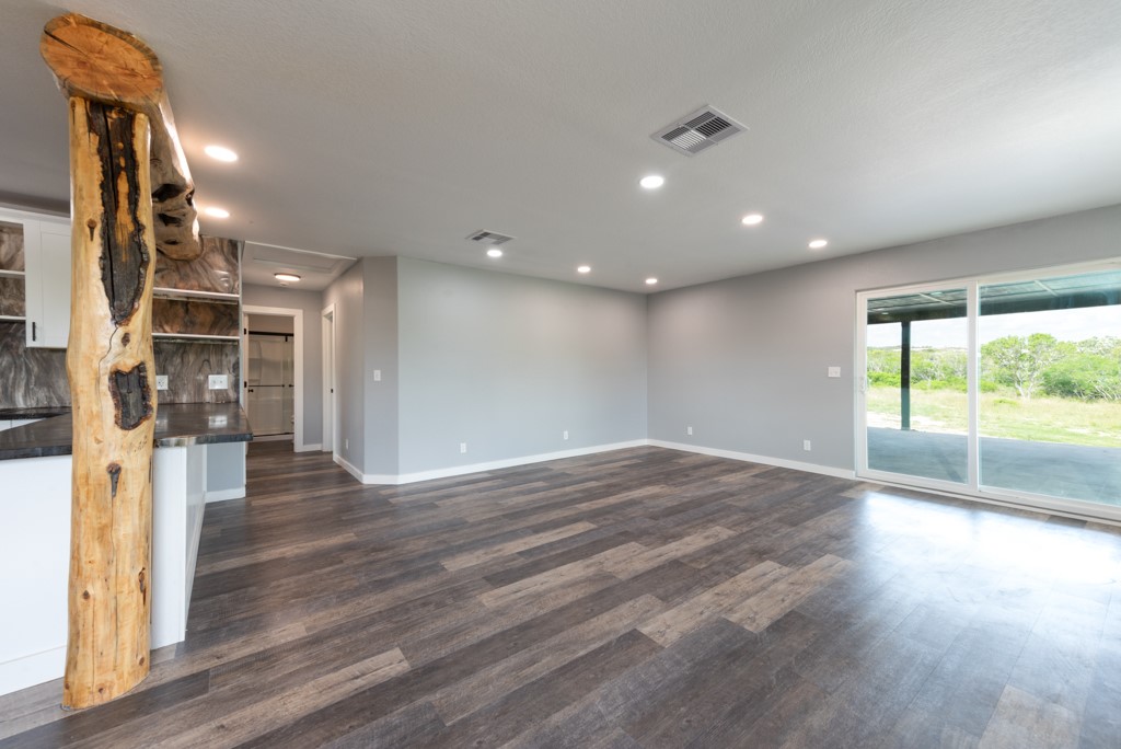 350 Carmel Dr Property Photo 8