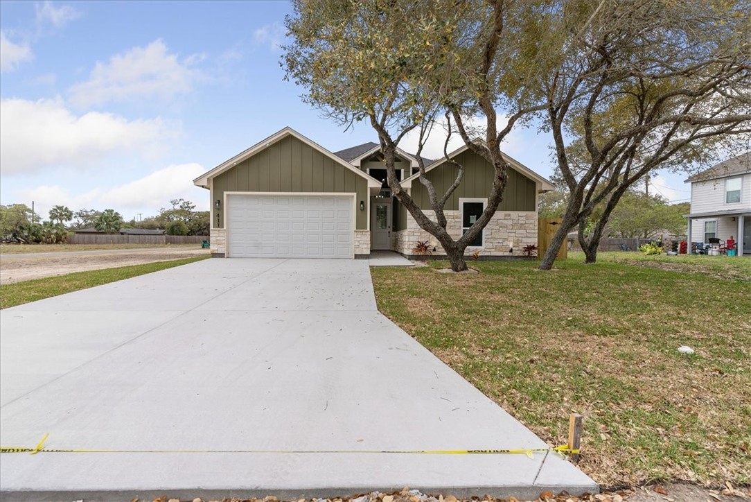 411 Magnolia W Property Photo 2