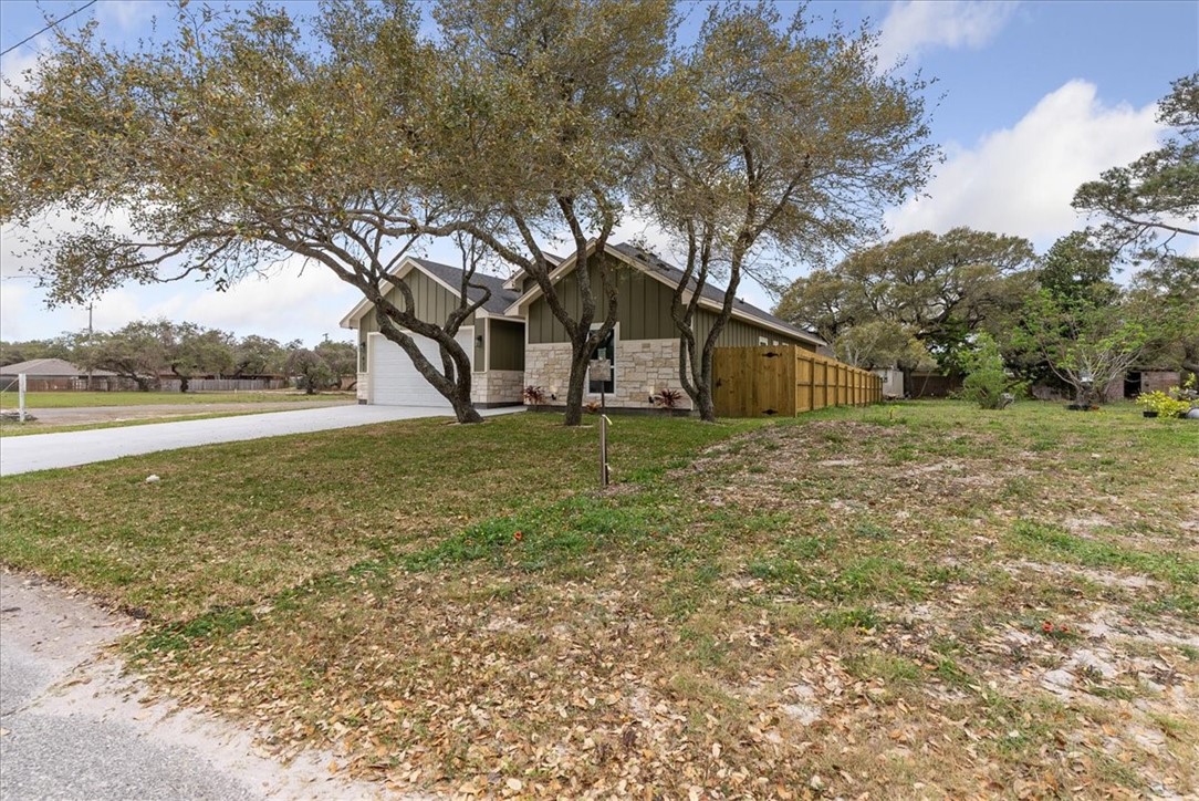411 Magnolia W Property Photo 3