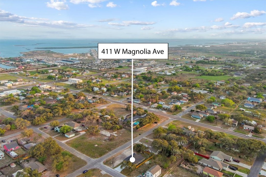 411 Magnolia W Property Photo 4