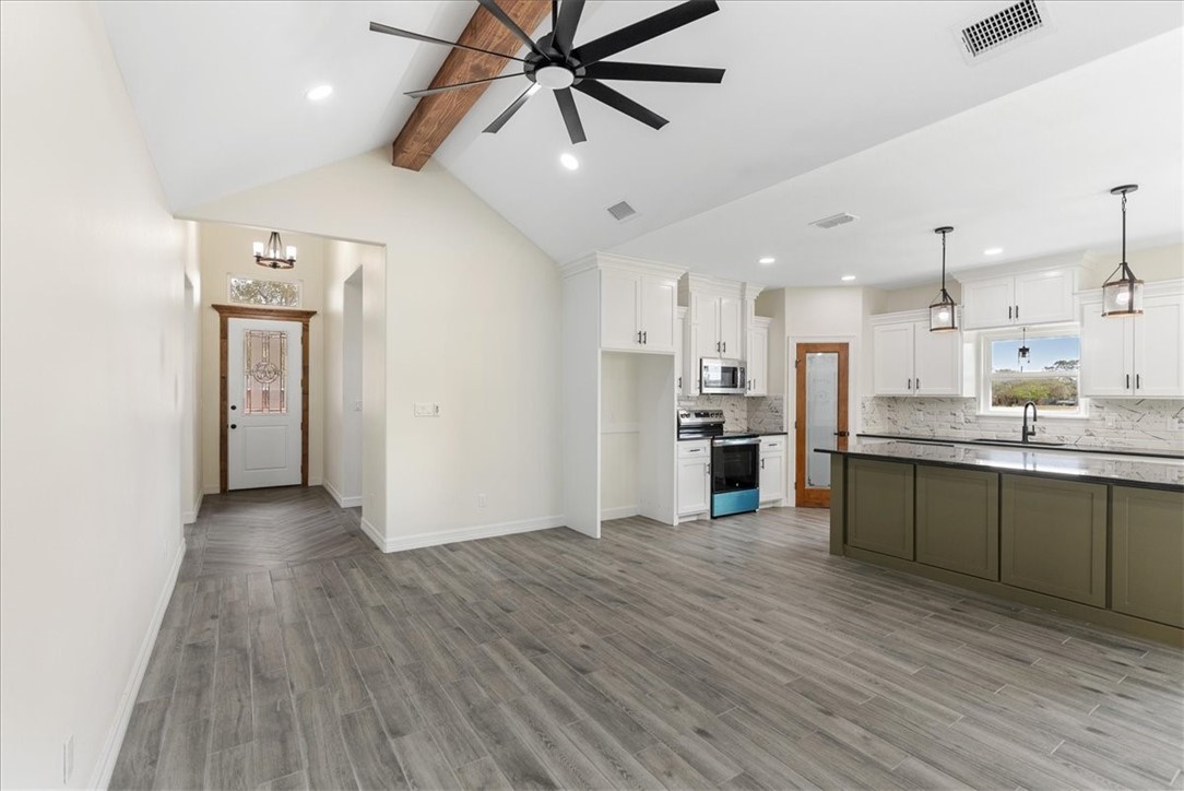 411 Magnolia W Property Photo 9