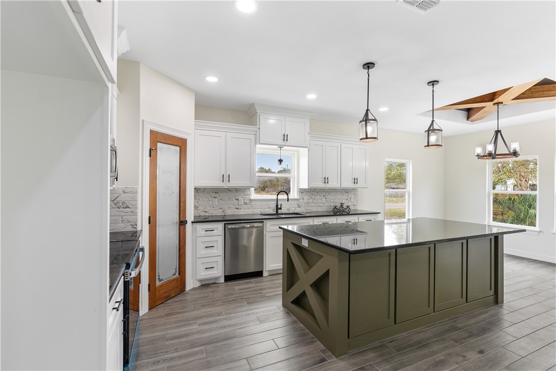 411 Magnolia W Property Photo 10