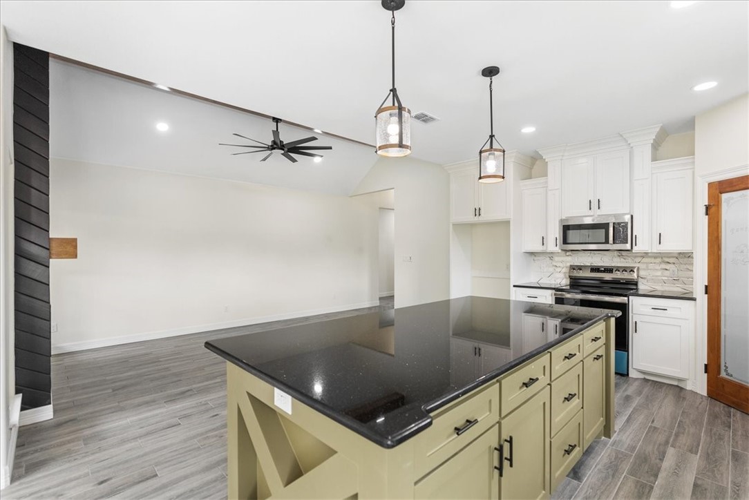411 Magnolia W Property Photo 11