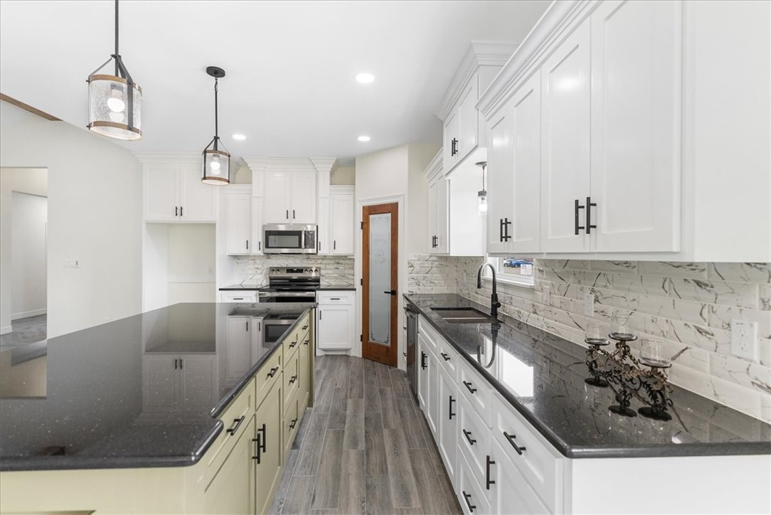 411 Magnolia W Property Photo 12