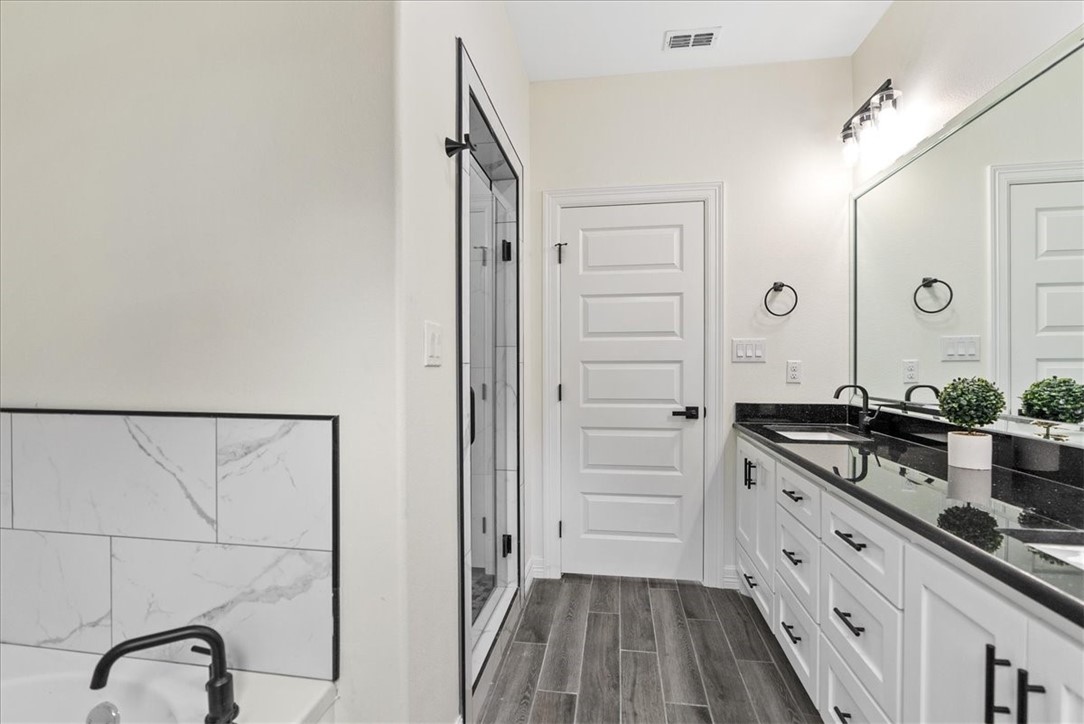 411 Magnolia W Property Photo 16