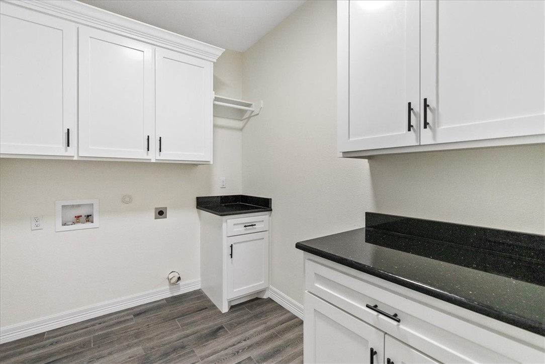 411 Magnolia W Property Photo 22