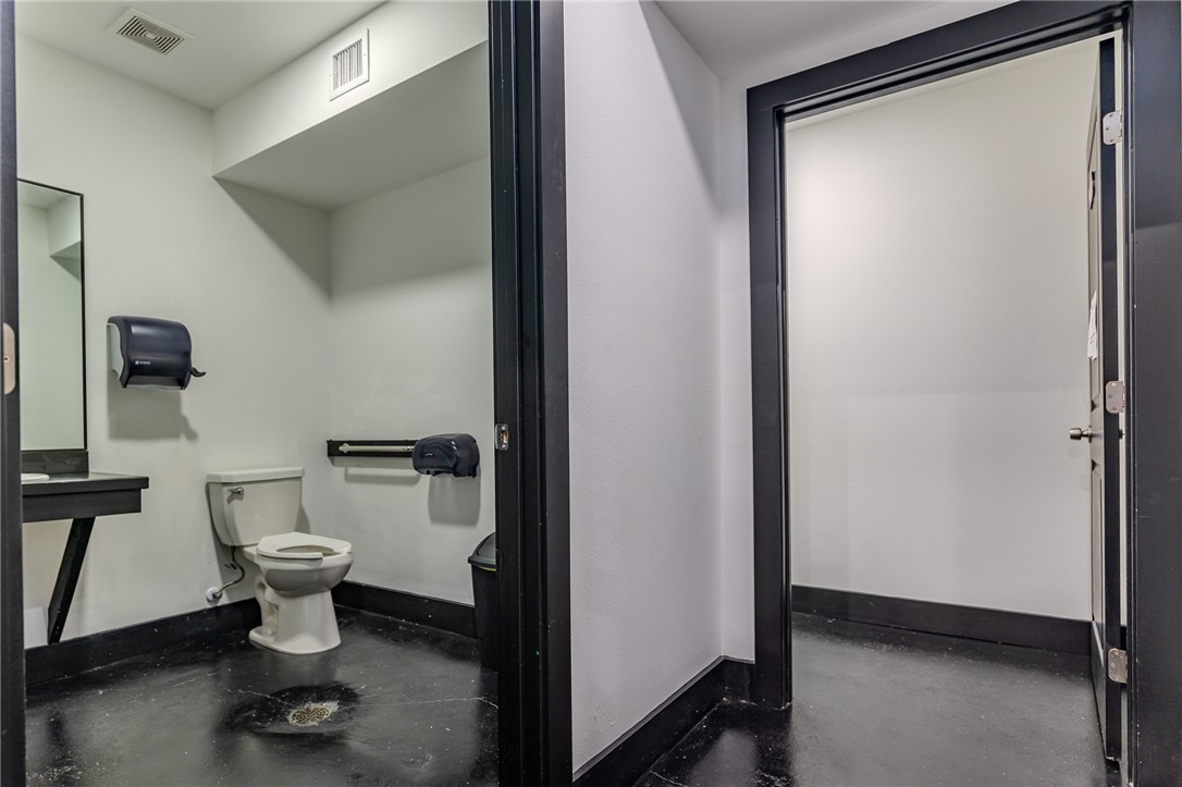 2510 London Pirate 33 Property Photo 22