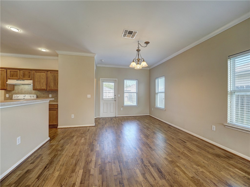 1022 Livermore St Property Photo 5
