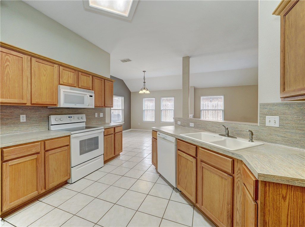 1609 Oak Landing Dr Property Photo 2