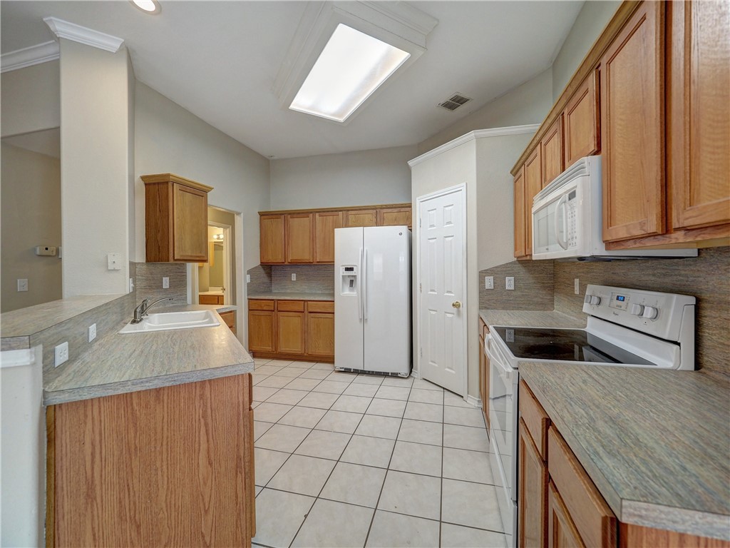 1609 Oak Landing Dr Property Photo 3