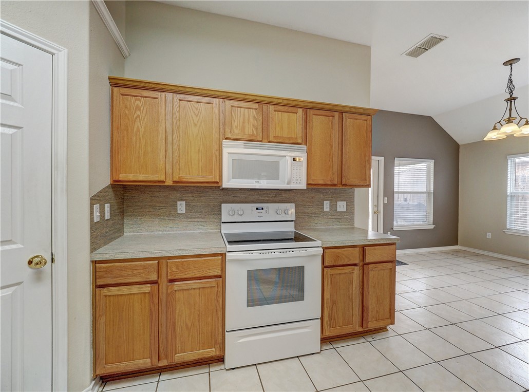 1609 Oak Landing Dr Property Photo 4